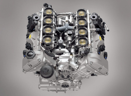 Benzinski V8 motor S65 s osam pojedinačnih usisnih leptira (na slici zatvoreni) (BMW AG)