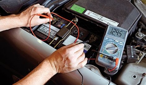 1. Uređaj pokazuje voltažu, odnosno detektuje stanje akumulatora. Vrlo je bitno da stanje baterije proverite u servisu.