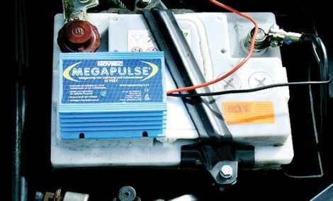 Megapulser (revitalizator akumulatora): plava kutija služi kako bi sprečilo stvaranje kristala na olovnim pločama, što direktno utiče na duži radni vek akumulatora